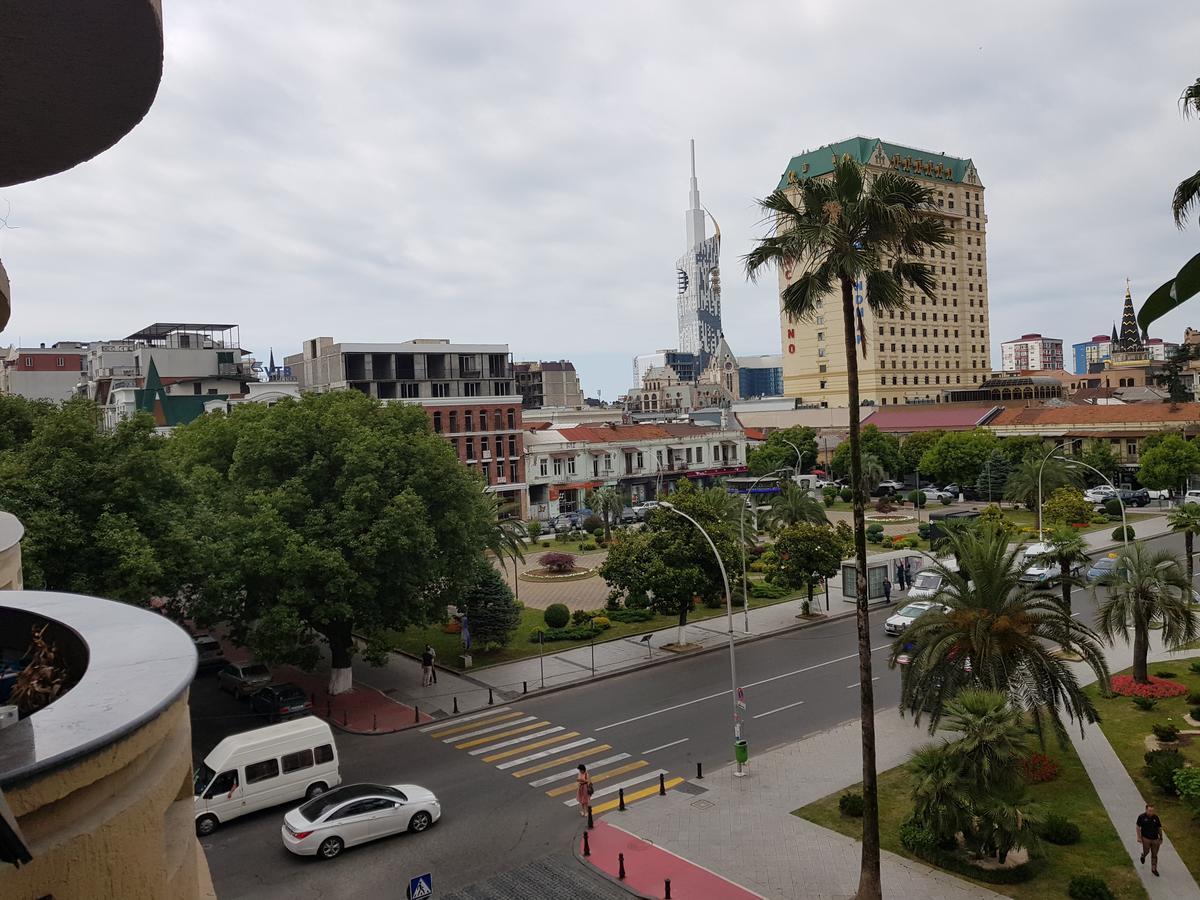 Apartments Cira 01 バトゥーミ エクステリア 写真